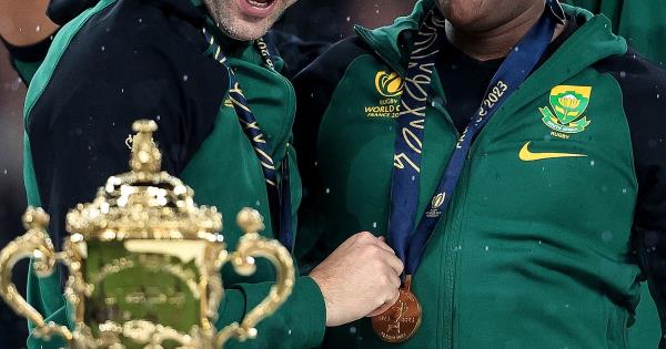 菲利克斯琼斯拿起他的第二个橄榄球世界杯冠军奖牌，并向他的爱尔兰导师致敬